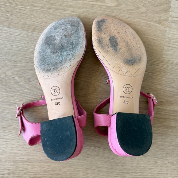 CHANEL Pink Quilted Leather T-Strap Logo Sandals - Picture 5 of 6